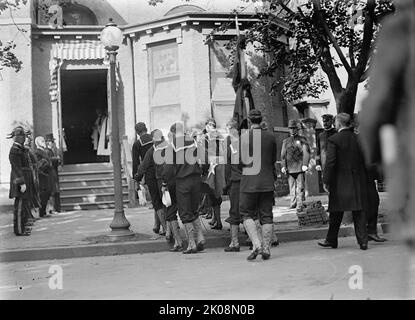 Schley, Winfield Scott, contre-amiral, U.S.N. Funérailles, Église Saint-Jean - pallbearers: Amiral W.P. Poter ; général N.A. Miles; Admiral Remey; Admiral Brownson; Admiral G.H. Wadleigh, 1911. Banque D'Images