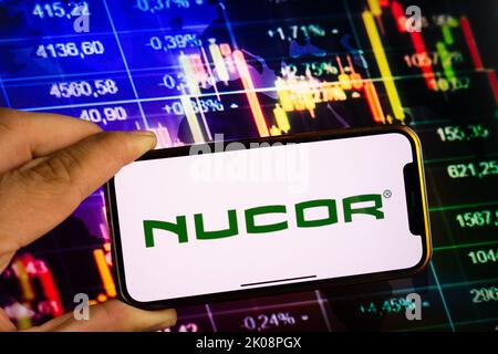 KONSKIE, POLOGNE - 10 septembre 2022: Smartphone affichant le logo de la société Nucor sur fond de diagramme boursier Banque D'Images