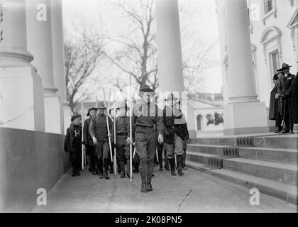 Scouts garçons - visite de Sir Robert Baden-Powell à D.C. Parade de de revue de la Maison Blanche Portico, 1911. Banque D'Images