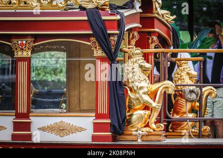 Londres, Royaume-Uni, 10th septembre 2022. La Gloriana dans sa 'robe de deuil', avec des rubans en tissu noir enveloppés autour des lions d'or ornementaux. Gloriana, la Rowbarge de la Reine, est cette fin de semaine amarrée à St Katherine Docks pour le festival du bateau. La Royal Rowbarge a été construite en hommage au Jubilé de diamant de la reine Elizabeth en 2012, nommé « Gloriana » par sa Majesté, et a dirigé le Thames Diamond Jubilee Pageant, ainsi que d'autres occasions depuis. La barge pourrait jouer un rôle dans les débats de la semaine prochaine autour de la procession funéraire, mais cela n'est pas encore confirmé. Crédit : Imagetraceur Banque D'Images