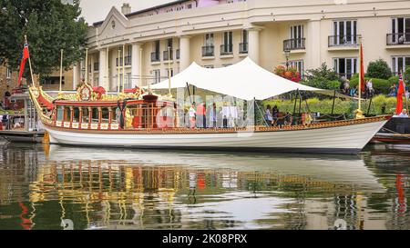 Londres, Royaume-Uni, 10th septembre 2022. La Gloriana dans sa 'robe de deuil', avec des rubans en tissu noir enveloppés autour des lions d'or ornementaux. Gloriana, la Rowbarge de la Reine, est cette fin de semaine amarrée à St Katherine Docks pour le festival du bateau. La Royal Rowbarge a été construite en hommage au Jubilé de diamant de la reine Elizabeth en 2012, nommé « Gloriana » par sa Majesté, et a dirigé le Thames Diamond Jubilee Pageant, ainsi que d'autres occasions depuis. La barge pourrait jouer un rôle dans les débats de la semaine prochaine autour de la procession funéraire, mais cela n'est pas encore confirmé. Crédit : Imagetraceur Banque D'Images