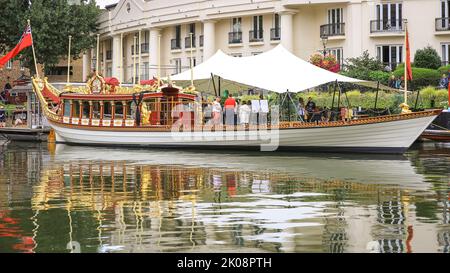 Londres, Royaume-Uni, 10th septembre 2022. La Gloriana dans sa 'robe de deuil', avec des rubans en tissu noir enveloppés autour des lions d'or ornementaux. Gloriana, la Rowbarge de la Reine, est cette fin de semaine amarrée à St Katherine Docks pour le festival du bateau. La Royal Rowbarge a été construite en hommage au Jubilé de diamant de la reine Elizabeth en 2012, nommé « Gloriana » par sa Majesté, et a dirigé le Thames Diamond Jubilee Pageant, ainsi que d'autres occasions depuis. La barge pourrait jouer un rôle dans les débats de la semaine prochaine autour de la procession funéraire, mais cela n'est pas encore confirmé. Crédit : Imagetraceur Banque D'Images