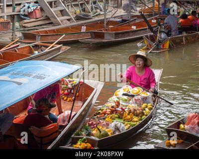 Marché flottant et vendeurs locaux à DAMNOEN SADUAK Banque D'Images