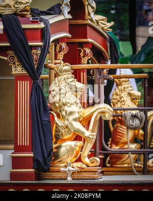 Londres, Royaume-Uni, 10th septembre 2022. La Gloriana dans sa 'robe de deuil', avec des rubans en tissu noir enveloppés autour des lions d'or ornementaux. Gloriana, la Rowbarge de la Reine, est cette fin de semaine amarrée à St Katherine Docks pour le festival du bateau. La Royal Rowbarge a été construite en hommage au Jubilé de diamant de la reine Elizabeth en 2012, nommé « Gloriana » par sa Majesté, et a dirigé le Thames Diamond Jubilee Pageant, ainsi que d'autres occasions depuis. La barge pourrait jouer un rôle dans les débats de la semaine prochaine autour de la procession funéraire, mais cela n'est pas encore confirmé. Crédit : Imagetraceur Banque D'Images