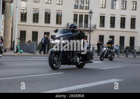 Berlin, Allemagne. 10th septembre 2022. Des membres des clubs de moto Outlaw ont envahi plusieurs rues de Berlin sur 10 septembre 2022 pour protester contre l'interdiction des badges. Des membres de Hells Angels et d'autres clubs de moto ont participé à la manifestation contre cette loi. En vertu de la loi, qui est en vigueur depuis 2017, les Hells Angels ne sont plus autorisés à afficher en public des insignes de club tels que le crâne ailé. De nombreux clubs ont tenté de intenter une action en justice contre cette décision. Cependant, la Cour constitutionnelle fédérale l'a rejeté à l'époque. Entre autres, l'interdiction touche le MC Hells Angels et ses Banque D'Images