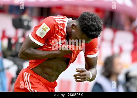 Munich, Allemagne. 10th septembre 2022. Football: Bundesliga, Bayern Munich - VfB Stuttgart, Matchday 6, Allianz Arena. Alphonso Davies de Munich pendant la moitié de 2nd. Crédit : Peter Kneffel/dpa - REMARQUE IMPORTANTE : Conformément aux exigences de la DFL Deutsche Fußball Liga et de la DFB Deutscher Fußball-Bund, il est interdit d'utiliser ou d'avoir utilisé des photos prises dans le stade et/ou du match sous forme de séquences et/ou de séries de photos de type vidéo./dpa/Alay Live News Banque D'Images