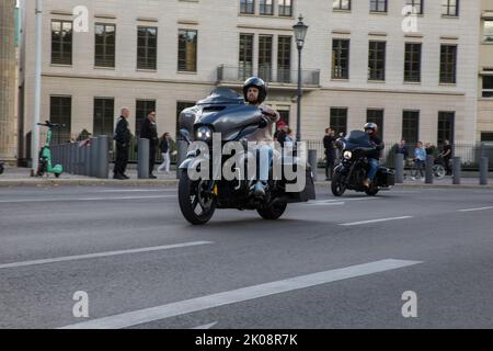 Berlin, Allemagne. 10th septembre 2022. Des membres des clubs de moto Outlaw ont envahi plusieurs rues de Berlin sur 10 septembre 2022 pour protester contre l'interdiction des badges. Des membres de Hells Angels et d'autres clubs de moto ont participé à la manifestation contre cette loi. En vertu de la loi, qui est en vigueur depuis 2017, les Hells Angels ne sont plus autorisés à afficher en public des insignes de club tels que le crâne ailé. De nombreux clubs ont tenté de intenter une action en justice contre cette décision. Cependant, la Cour constitutionnelle fédérale l'a rejeté à l'époque. Entre autres, l'interdiction touche le MC Hells Angels et ses Banque D'Images