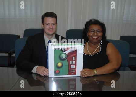 Personnel de la gestion des ressources humaines avec livre vert - membres du personnel du Bureau de la gestion des ressources humaines avec « livre vert » faisant rapport sur les progrès de la gestion du capital humain de la HUD dans le cadre du programme de gestion du président « vert » sur la carte de pointage. Personnel de la gestion des ressources humaines ayant un thème « Livre vert », membres du personnel du Bureau de la gestion des ressources humaines ayant un rapport « le Livre vert » sur les progrès de la gestion du capital humain de la HUD dans le cadre du programme de gestion du président « vert » sur la carte de pointage. Banque D'Images