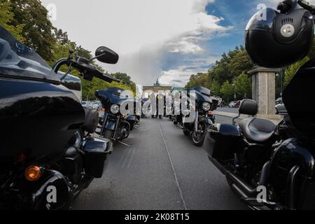 Berlin, Allemagne. 10th septembre 2022. Des membres des clubs de moto Outlaw ont envahi plusieurs rues de Berlin sur 10 septembre 2022 pour protester contre l'interdiction des badges. Des membres de Hells Angels et d'autres clubs de moto ont participé à la manifestation contre cette loi. En vertu de la loi, qui est en vigueur depuis 2017, les Hells Angels ne sont plus autorisés à afficher en public des insignes de club tels que le crâne ailé. De nombreux clubs ont tenté de intenter une action en justice contre cette décision. Cependant, la Cour constitutionnelle fédérale l'a rejeté à l'époque. Entre autres, l'interdiction touche le MC Hells Angels et ses Banque D'Images