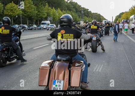 Berlin, Allemagne. 10th septembre 2022. Des membres des clubs de moto Outlaw ont envahi plusieurs rues de Berlin sur 10 septembre 2022 pour protester contre l'interdiction des badges. Des membres de Hells Angels et d'autres clubs de moto ont participé à la manifestation contre cette loi. En vertu de la loi, qui est en vigueur depuis 2017, les Hells Angels ne sont plus autorisés à afficher en public des insignes de club tels que le crâne ailé. De nombreux clubs ont tenté de intenter une action en justice contre cette décision. Cependant, la Cour constitutionnelle fédérale l'a rejeté à l'époque. Entre autres, l'interdiction touche le MC Hells Angels et ses Banque D'Images