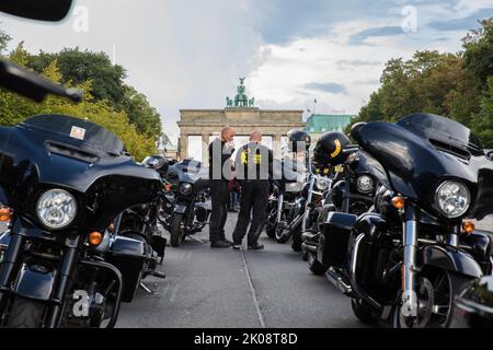 Berlin, Allemagne. 10th septembre 2022. Des membres des clubs de moto Outlaw ont envahi plusieurs rues de Berlin sur 10 septembre 2022 pour protester contre l'interdiction des badges. Des membres de Hells Angels et d'autres clubs de moto ont participé à la manifestation contre cette loi. En vertu de la loi, qui est en vigueur depuis 2017, les Hells Angels ne sont plus autorisés à afficher en public des insignes de club tels que le crâne ailé. De nombreux clubs ont tenté de intenter une action en justice contre cette décision. Cependant, la Cour constitutionnelle fédérale l'a rejeté à l'époque. Entre autres, l'interdiction touche le MC Hells Angels et ses Banque D'Images