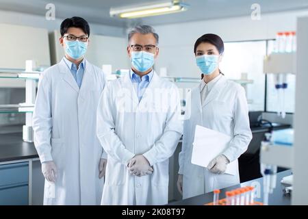 Portrait de l'équipe de recherche chinoise en laboratoire Banque D'Images