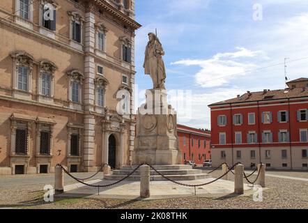 Monument à Ciro Menotti sur la Piazza Roma (place de Rome), ville de Modène, Italie, place touristique Banque D'Images