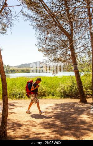 Pèlerin randonnée à travers le parque de la Grajera tout en marchant le Camino de Santiago le chemin de St James entre Logrono et Navarrete Rioja Espagne Banque D'Images