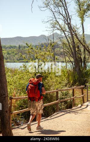 Pèlerin randonnée à travers le parque de la Grajera tout en marchant le Camino de Santiago le chemin de St James entre Logrono et Navarrete Rioja Espagne Banque D'Images