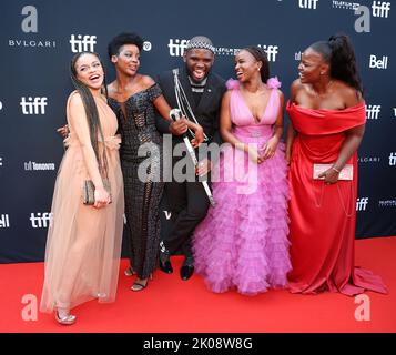 Makgotso M, Thuso Mbedu, Sivuyile Ngesi, Masali Baduza et Siyamthanda Makakane à l'occasion de la première « la femme Roi » du Festival international du film de Toronto 2022 qui s'est tenu au Roy Thomson Hall on 9 septembre 2022 à Toronto, Canada © JPA / AFF-USA.COM Banque D'Images