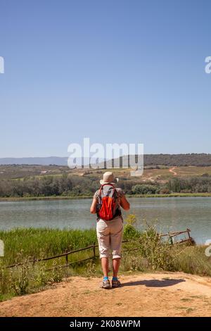 Pèlerin randonnée à travers le parque de la Grajera tout en marchant le Camino de Santiago le chemin de St James entre Logrono et Navarrete Rioja Espagne Banque D'Images