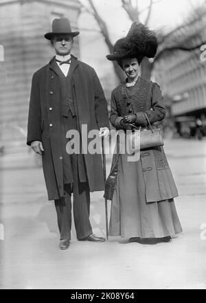 William Walton Kitchin, représentant de la Caroline du Nord, avec Mme Kitchin, 1912. [AVOCAT ET homme politique DES ÉTATS-UNIS, représentant 1897-1909; gouverneur, 1909-1913. Son épouse Sue Musette Satterfield porte un sac à main à peau d'alligator]. Banque D'Images