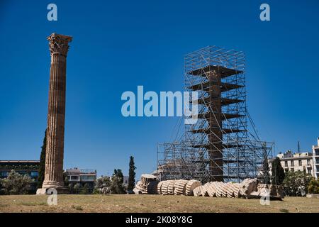 Vue sur les ruines du temple de Zeus olympique à Athènes Banque D'Images