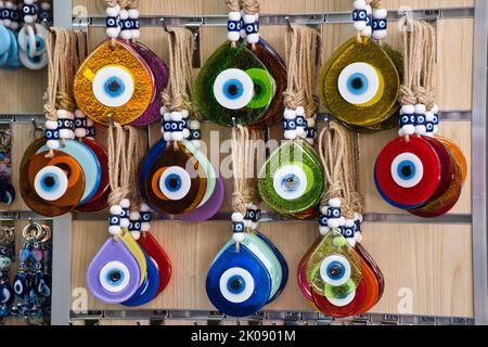 Collection colorée d'amulettes grecques dans une boutique de souvenirs d'Athènes Banque D'Images