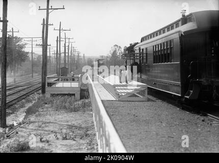 Service des postes, Hupp Auto Railway Service, 1912. [ÉTATS-UNIS. Le courrier est déposé d'un train de passage. Ce système a été utilisé entre le 1870s et le 1930s]. Banque D'Images