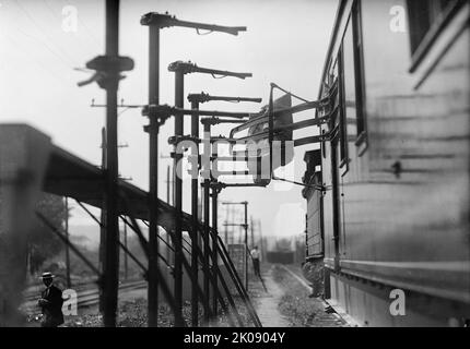 Service des postes, Hupp Auto Railway Service, 1912. [ÉTATS-UNIS. Une poche de collecteur a été saisie par le mécanisme de collecteur dans le train de passage. Cette technique, connue sous le nom de « voile à la volée », a été utilisée entre le 1870s et le 1930s]. Banque D'Images