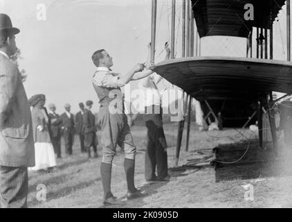 Claude Grahame-White - aile de fixation de son avion Forman [sic], 1910. [Aviation ancienne: Le pionnier britannique Claude Grahame-White a fait voler son avion biplan Farman III au-dessus de Washington, D.C., et a atterri sur West Executive Avenue près de la Maison Blanche]. Banque D'Images