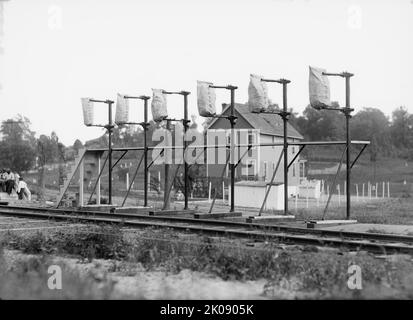 Service des postes, Hupp Auto Railway Service, 1912. [ÉTATS-UNIS. Une poche de collecteur a été saisie par le mécanisme de collecteur dans le train de passage. Cette technique, connue sous le nom de « voile à la volée », a été utilisée entre le 1870s et le 1930s]. Banque D'Images