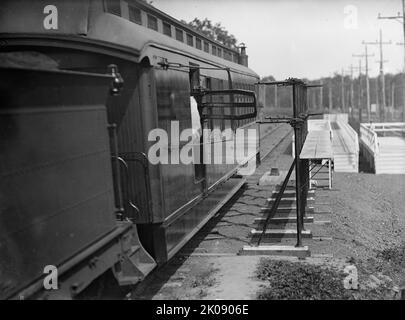 Service des postes, Hupp Auto Railway Service, 1912. [ÉTATS-UNIS. Une poche de collecteur a été saisie par le mécanisme de collecteur dans le train de passage. Cette technique, connue sous le nom de « voile à la volée », a été utilisée entre le 1870s et le 1930s]. Banque D'Images