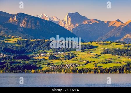 Une belle matinée d'été au lac Thun. Les villages de Spiez, Faulensee et Krattigen sont également un beau point d'intérêt pour ces terres écrasantes Banque D'Images