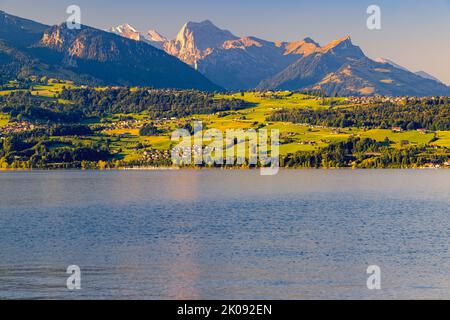 Une belle matinée d'été au lac Thun. Les villages de Spiez, Faulensee et Krattigen sont également un beau point d'intérêt pour ces terres écrasantes Banque D'Images