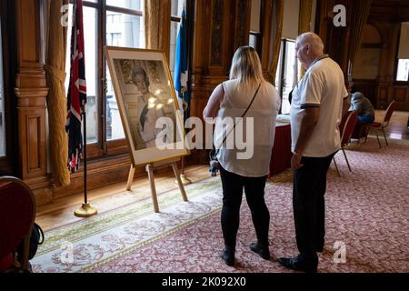 Glasgow, Écosse, 10 septembre 2022. Le public doit déposer et signer un livre de condoléances dans les chambres de ville en signe de respect à sa Majesté la reine Elizabeth II, décédée à l'âge de 96 ans, à Glasgow, en Écosse, le 10 septembre 2022. Crédit photo: Jeremy Sutton-Hibbert/ Alamy Live news. Banque D'Images