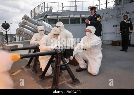 Marine royale les troupes du HMS Albion participent à la Salute au fusil de mort pour sa Majesté la Reine Elizabeth II, Devon AT SEA, Royaume-Uni, vendredi sur 09 septembre 2022. La Salute au fusil de mort est tiré le 1300 09 septembre à Londres, Dans tout le Royaume-Uni et dans les stations de salinisation au pays et à l'étranger. Photo par UK MOD/ Credit: UPI/Alamy Live News Banque D'Images