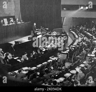 L'Assemblée des cinquante neuf nations dans la salle de l'Assemblée générale de Flushing Meadow, New York, le samedi 29 novembre 1947. Photographie de M. Acheson, Secrétaire d'État américain, prenant la parole devant l'assemblée. Banque D'Images