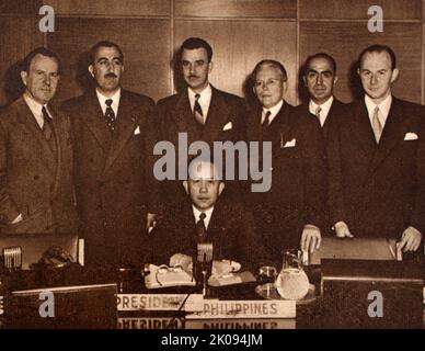 L'Assemblée des cinquante neuf nations dans la salle de l'Assemblée générale de Flushing Meadow, New York, le samedi 29 novembre 1947. Président de l'Assemblée générale des Nations Unies, le général Romulo, des Philippins, avec les présidents du comité de travail (de gauche à droite): Lester Pearson (Canada), Dr Santa Cruz (Chili), Dr Carlos Stolk (Venezuela), Hermod Lannung (Danemark), Alexis Kyrou (Grèce), Manfred Lachs (Pologne). Banque D'Images