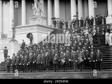 Grande Armée de la République - Groupe, 1910. [Les anciens combattants sur les marches du Capitole, Washington, DC. Le GAR était une organisation fraternelle composée d'anciens combattants de l'Armée de l'Union (armée américaine), de la Marine de l'Union (marine américaine) et des Marines qui ont servi pendant la guerre civile américaine. La sculpture, 'la découverte de l'Amérique', a été enlevée en 1958 car elle a été jugée offensante pour les Amérindiens]. Banque D'Images