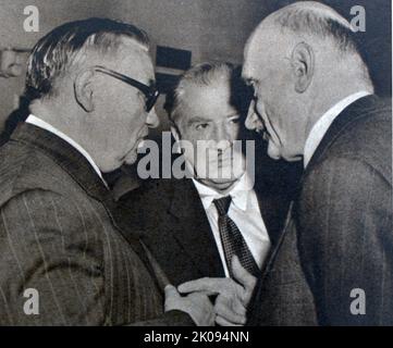 Assemblée de cinquante-neuf nations à Flushing Meadow. New York, 1949. Ernest Bevin (à gauche), Robert Schuman de France (à droite) et M. Bech du Luxembourg (au centre). Banque D'Images