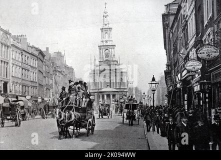 The Strand, Londres. Strand est une artère principale de la ville de Westminster, dans le centre de Londres. Il s'étend à un peu plus de 3/4 mile (1 200 m) de Trafalgar Square vers l'est jusqu'à Temple Bar, où la route devient Fleet Street à l'intérieur de la City de Londres, et fait partie de la A4, une route principale qui s'étend à l'ouest du centre de Londres. Banque D'Images