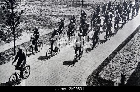 Des bandits cyclistes de l'armée néerlandaise au quartier général du bataillon, dans le sud de la Hollande. Production de news. Banque D'Images