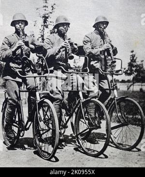 Des bandits cyclistes de l'armée néerlandaise au quartier général du bataillon, dans le sud de la Hollande. Production de news. Banque D'Images