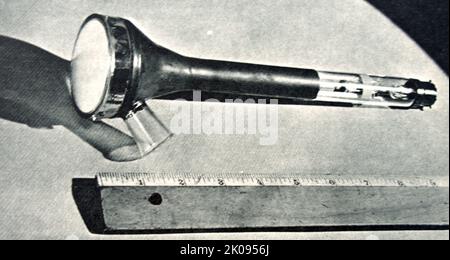 Un tube cathodique miniature (CRT) est un tube à vide contenant un ou plusieurs pistolets à électrons, dont les faisceaux sont manipulés pour afficher des images sur un écran phosphorescent. D'Illustrated News. Banque D'Images