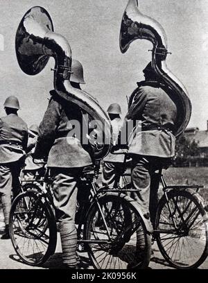 Des bandits cyclistes de l'armée néerlandaise au quartier général du bataillon, dans le sud de la Hollande. Production de news. Banque D'Images