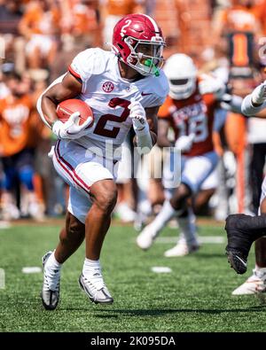 10 septembre 2022. Jase McClellan #2 de l'Alabama Crimson Tide en action contre les Texas Longhorns au DKR-Memorial Stadium. Le Texas et l'Alabama sont liés 10-10 à la moitié. Banque D'Images