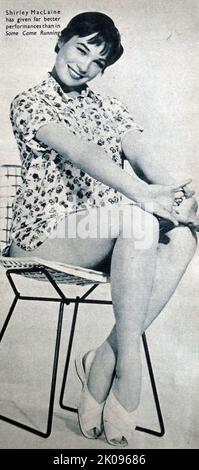 Shirley MacLaine (née Shirley MacLean Beaty, 24 avril 1934) est une actrice, chanteuse, auteure, activiste et ancienne danseuse américaine. Dans une carrière qui s'étend sur sept décennies, elle est connue pour ses représentations de femmes excentriques, fortes et excentriques. Banque D'Images