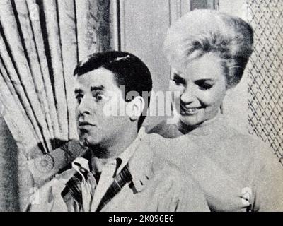 Jerry Lewis et Joan O'Brien dans It's Only Money, un film de comédie américain de 1962. Jerry Lewis (né Joseph Levitch; 16 mars 1926 - 20 août 2017) était un comédien américain, cinéaste, acteur, humanitaire et chanteur. Surnommé « le roi de la Comédie », il est considéré comme l'une des plus importantes figures culturelles américaines du 20th siècle. Joan Marie O'Brien (née 14 février 1936) est une actrice et chanteuse américaine. Elle s'est fait un nom dans les émissions de télévision de 1950s et 1960s et comme co-star de cinéma avec Cary Grant, Elvis Presley, John Wayne et Jerry Lewis. Banque D'Images