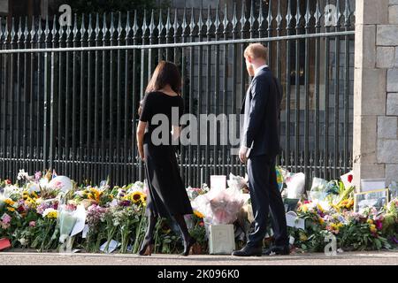 Windsor, Berkshire, Royaume-Uni. 10th septembre 2022. Le duc et la duchesse de Cambridge, aujourd'hui connus sous le nom de prince et princesse de Galles, ainsi que le duc et la duchesse de Sussex, sont venus observer les fleurs sur la longue promenade cet après-midi devant les portes du château de Windsor. Ils ont serré la main avec beaucoup dans la foule qui étaient ravis des voir. Crédit : Maureen McLean/Alay Live News Banque D'Images