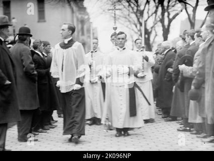 Masse panaméricaine - jour de Thanksgiving à St. Patrick's. Choeur, 1912. [Service catholique romain tenu à l'église catholique Saint-Patrick à Washington, D.C.]. Banque D'Images