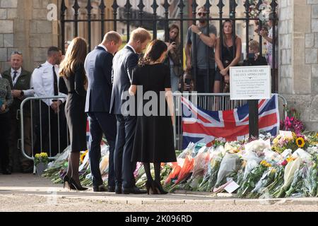 Windsor, Berkshire, Royaume-Uni. 10th septembre 2022. Le duc et la duchesse de Cambridge, aujourd'hui connus sous le nom de prince et princesse de Galles, ainsi que le duc et la duchesse de Sussex, sont venus observer les fleurs sur la longue promenade cet après-midi devant les portes du château de Windsor. Ils ont serré la main avec beaucoup dans la foule qui étaient ravis des voir. Crédit : Maureen McLean/Alay Live News Banque D'Images