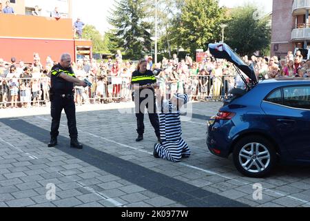 Manifestation d'une arrestation avec de fausses armes par la police à 112 jours à Nieuwerkerk aan den IJssel aux pays-Bas Banque D'Images