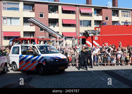 Manifestation d'une arrestation avec de fausses armes par la police à 112 jours à Nieuwerkerk aan den IJssel aux pays-Bas Banque D'Images